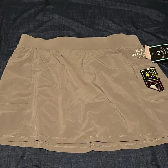 NWT Realtree Fishing Ladies Sea Side Skort, Frost Gray, 2XL - Picture 6 of 10